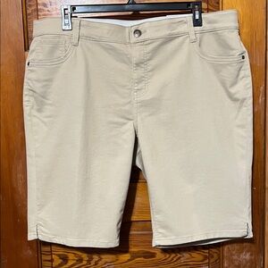 NWT Liz Claiborne Sara Shorts Mid-rise, Flax Color, 4 Pockets, Stretchy